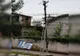 Pucioasa: Stâlp de curent avariat, sprijinit cu ajutorul unei scări