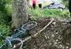 Bărbat căzut de pe bicicletă, ajutat de jandarmi