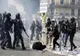 Violenţe la Paris. Manifestanţii au răsturnat maşini şi au dat foc pubelelor, jandarmii au răspuns cu gaze lacrimogene