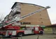 (video) Probleme la Târgoviște, în timpul codului galben de vânt. Pompierii au intervenit pentru fixarea unor elemente de acoperiș, la un bloc