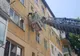 Intervenție a pompierilor, pentru degajarea unor elemente de construcție, la un bloc din Târgoviște