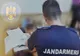 Produse vestimentare contrafăcute, confiscate de jandarmi, la Târgoviște
