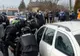 Mascații au scos pe geam un şofer care refuza să iasă din maşină, în Dâmbovița  