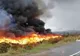 Dâmboviţa. Incendiu de cauciucuri şi vegetaţie uscată la Bălteni