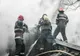 Dâmboviţa. Incendiu violent, în această dimineaţă. Flăcările au cuprins o casă și un garaj în care se afla un autoturism