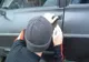 Doi minori au furat bani dintr-o mașină parcată în fața bisericii