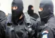 Doi bărbați din Dâmbovița, săltați de mascați de acasă! Dețineau ilegal arme de colecție și pistoale
