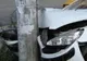 O şoferiţă din Dâmbovița s-a izbit violent cu mașina de un stâlp de electricitate și de un gard