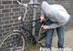 Doi tineri, surprinși în momentul în care fură trei biciclete