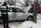 Un autoturism s-a oprit din derapaj într-un stâlp de electricitate. Două persoane accidentate