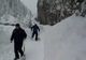VIDEO Alte avalanșe pe DJ 714. Turiștii sună la 112 spunând că vor acasă