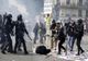 Violenţe la Paris. Manifestanţii au răsturnat maşini şi au dat foc pubelelor, jandarmii au răspuns cu gaze lacrimogene