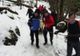 Turiști ajutați de jandarmii montani, după ce au rămas blocați, cu mașinile, în Bucegi