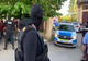 Dâmbovița. Cinci bărbați, duși la penitenciar după o tâlhărie urmată de moartea victimei. Iată ce au făcut rudele în fața sediului poliției