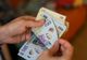 PUTEREA DE CUMPĂRARE A ROMÂNILOR SCADE ACCELERAT. IMPACTUL VA FI RESIMȚIT ȘI ASUPRA RATELOR BANCARE  
